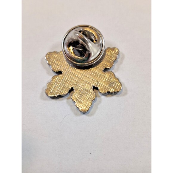 Snowflake Silverstone Detailed Hat Lapel Pinback Pin Winter Snow - Picture 2 of 3